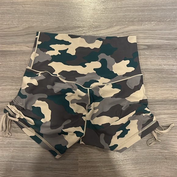 Size M, 3” inseam, aerie offline shorts - Picture 2 of 2